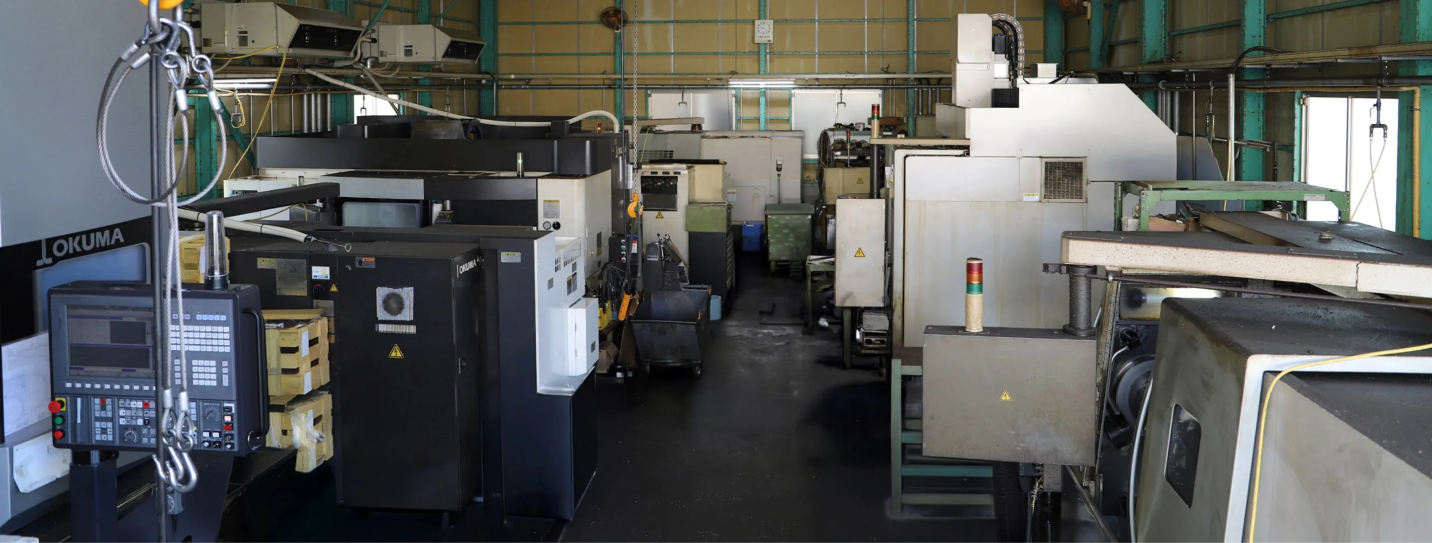 工場内に並ぶオークマ製の工作機械