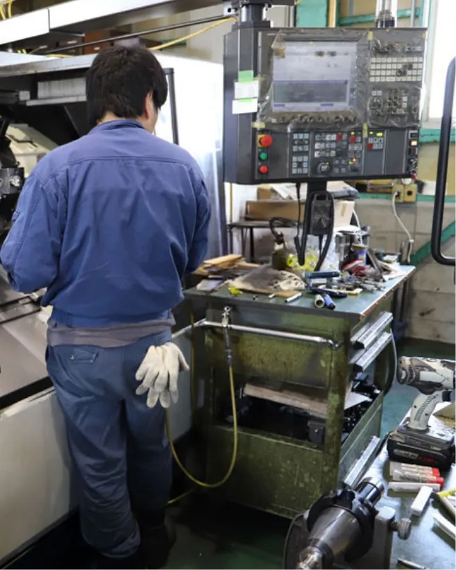 工作機械を操作する作業者
