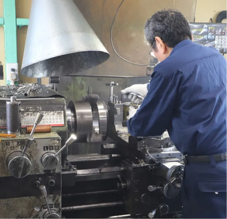 汎用旋盤で部品を加工する職人